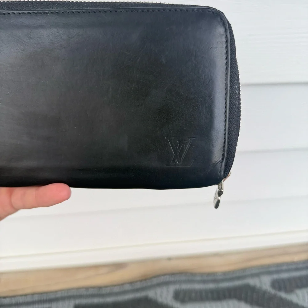 Louis Vuitton Leather Zippy Wallet with Subtle Embossed LV Monogram Logo - Picture 2 of 11
